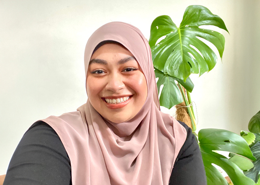 profile image of Farra Zaed with indoor plant and white wall in background